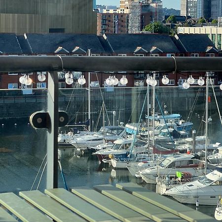 Elegant And Bright Seaside Apt In Swansea Marina Exterior photo